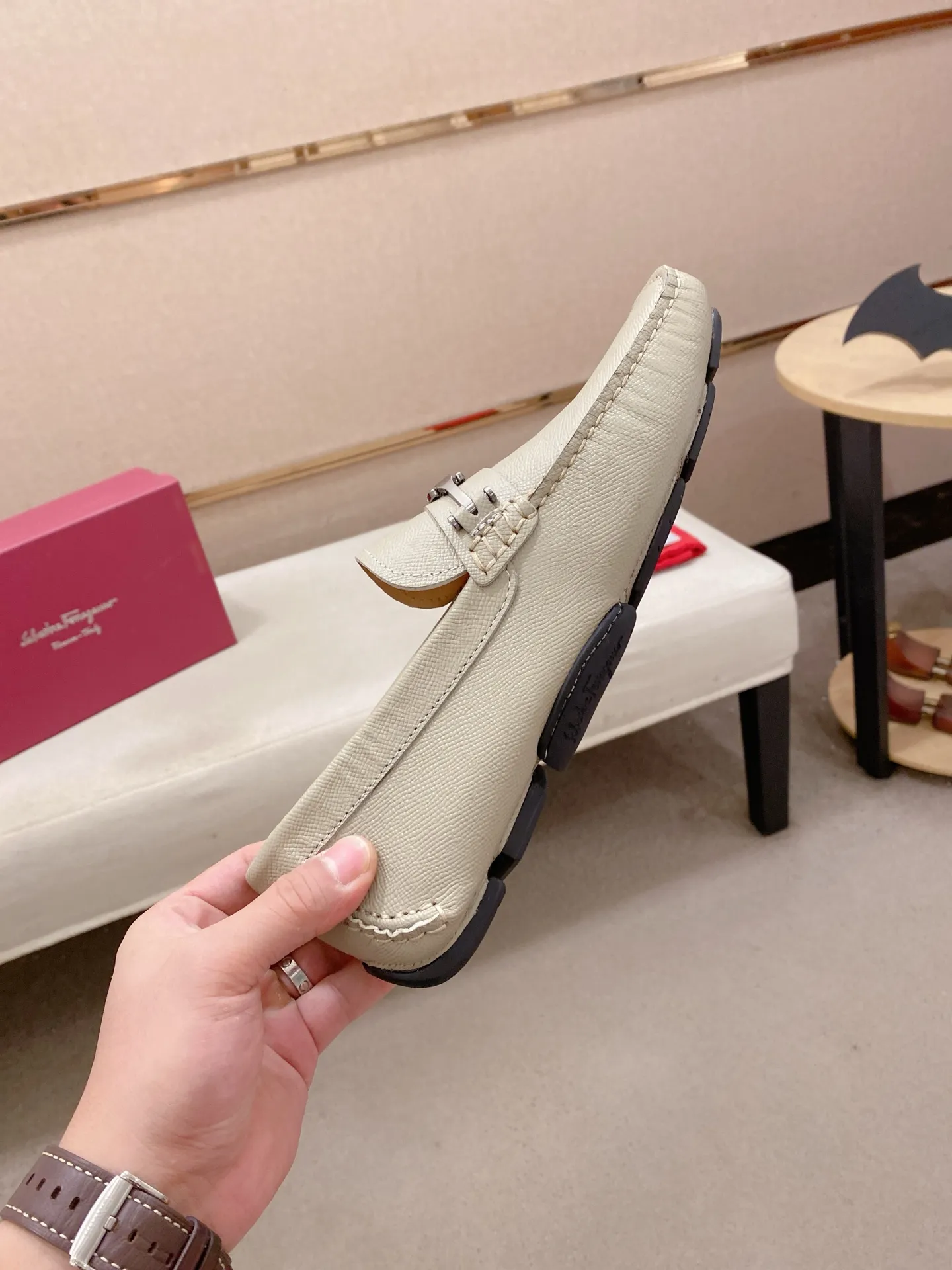 Factory price: 540💰High-end quality! Ferragamo🆕🆕Exclusive hot-selling products in stock🔥🔥New products on the shelves, high-quality Ferragamo men's pea shoes, high-end casual driving shoes, with complete packaging! 💪 💪 Material: imported first-layer cowhide 🐂 + imported high-quality water-dyed cowhide lining + wear-resistant outsole 👍🏻👍🏻 Features: high-end and comfortable, purely handmade 🚀 🚀 Create the perfect shoe that suits you best 🔥 🔥 Size: (38-44) 45 standard size can be customized!